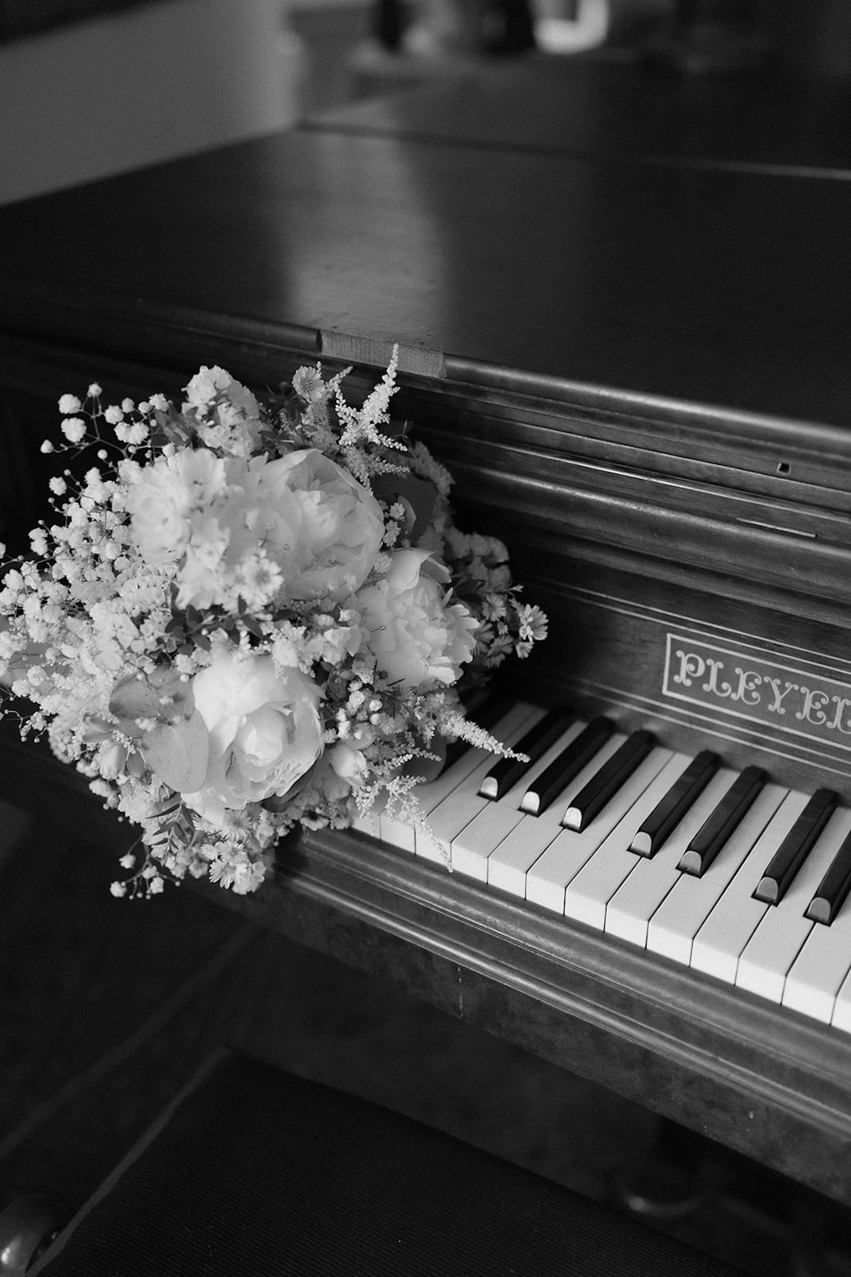 un bouquet de mariage posé sur un piano